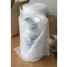 Eine Porzellanvase mit blauem Blumendekor ist zum Transport mit Luftpolsterfolie verpackt.