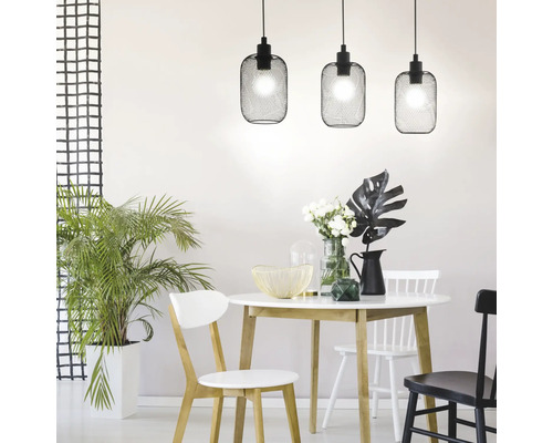 Esszimmer mit Esstisch, Stühlen und drei Pendelleuchten