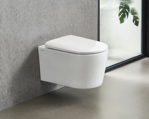 WC suspendu en céramique avec siège de WC devant un mur gris