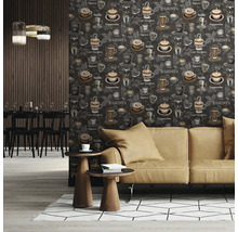 Salon décoratif avec canapé devant un mur avec papier peint à motif de café