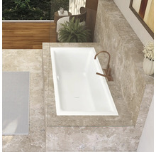 Salle de bain avec baignoire encastrée, robinetterie et carrelage en marbre