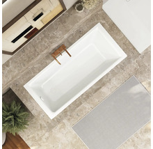 Vue de dessus d'une baignoire dans une salle de bains avec robinetterie