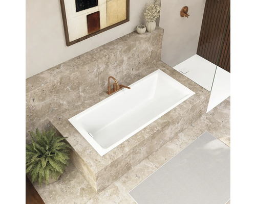 Salle de bain lumineuse avec baignoire, robinetterie et décorations pour une atmosphère détendue