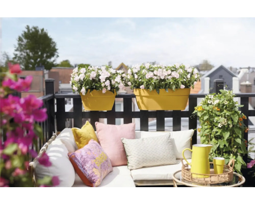 Balcon décoratif avec jardinières et sièges confortables