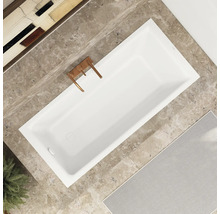 Aufsicht auf eine rechteckige Badewanne mit Armatur