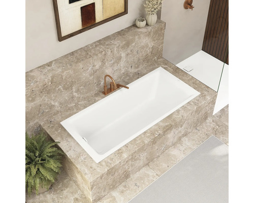 Rechteckige Badewanne in einem modernen Badezimmer mit Marmorverkleidung