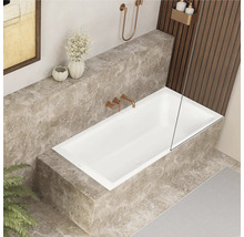 Badezimmer mit rechteckiger Badewanne, Armaturen und Fliesen in Marmoroptik