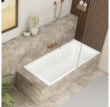 Salle de bains avec baignoire rectangulaire, robinetterie et éléments décoratifs