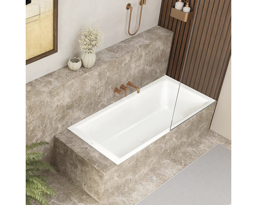Badezimmer mit eingebauter Badewanne, Armaturen und Duschwand