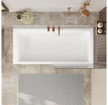 Vue de dessus d'une salle de bains avec baignoire, robinetterie, pommeau de douche et tapis de bain