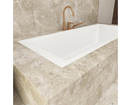 Eingebaute Badewanne mit Armatur auf Marmorablage
