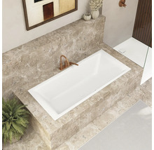 Modernes Badezimmer mit eingelassener Badewanne, Marmorverkleidung und stilvoller Armatur.
