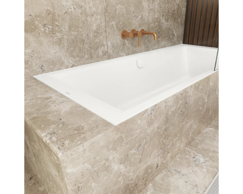 Baignoire encastrée avec robinetterie sur mur carrelé