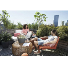 Terrassenszene mit Sitzmöbeln und Pflanzenkübeln