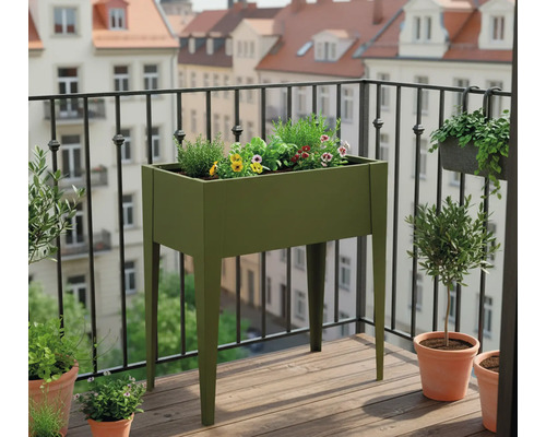Aufnahme eines Balkons mit einem erhöhten Gartenbeet, bepflanzt mit Blumen und Kräutern