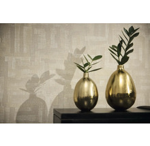 Dekorative Tapete mit zwei Vasen und Pflanzen auf einem Schrank