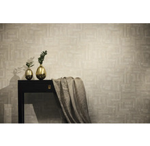 Raumansicht mit gemusterter Tapete, Tisch, goldenen Vasen und Stoff