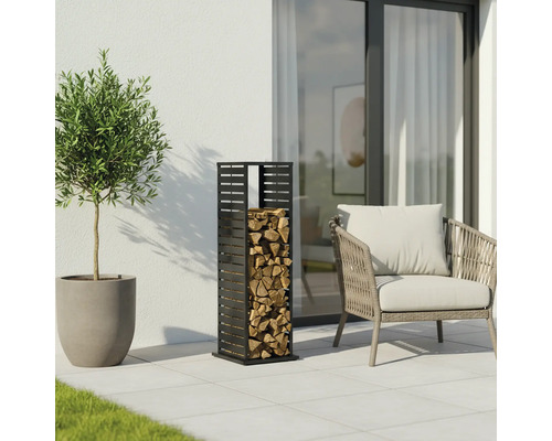 Holzlager aus Metall mit Holz neben Sessel und Pflanze im Topf