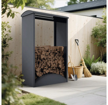 Holzlager mit Brennholz im Garten