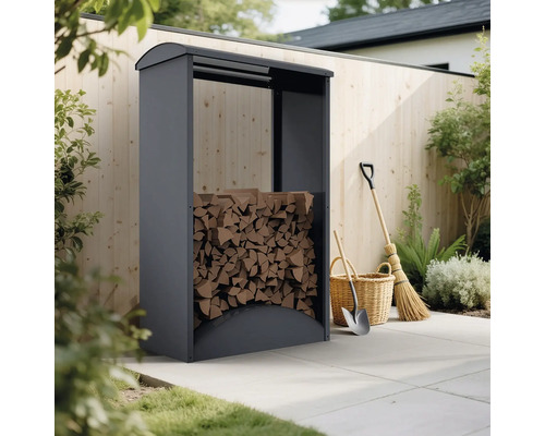 Holzlager mit Brennholz im Garten