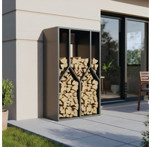 Brennholzregal aus Metall gefüllt mit Holzscheiten auf einer Terrasse