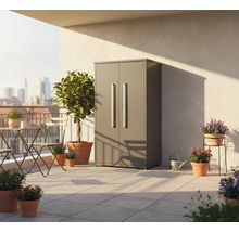 Balkonszene mit Geräteschrank, Tisch, Stühlen und Pflanzen in Töpfen.