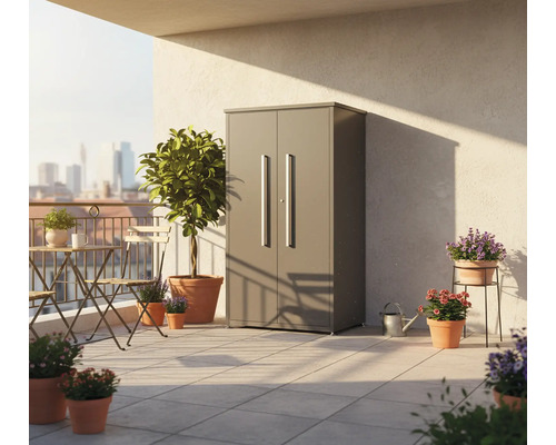 Balkonszene mit Geräteschrank, Tisch, Stühlen und Pflanzen in Töpfen.