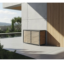 Aufbewahrungsschrank für den Außenbereich mit Lamellentüren auf einer Terrasse