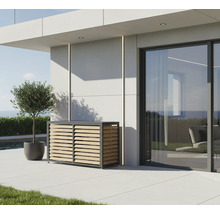 Moderne Gartenszene mit einer Holzverkleidung für Klimaanlagen und einem kleinen Baum in einem Topf