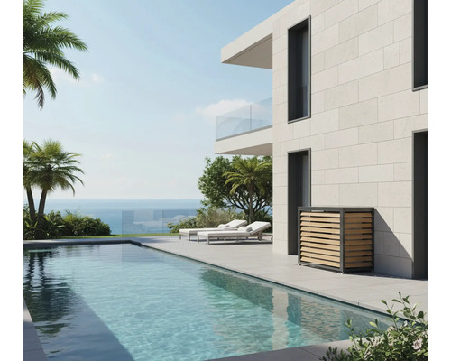 Moderne Poollandschaft mit Pool, Liegestühlen und einer Verkleidung für eine Wärmepumpe an einer Hauswand.
