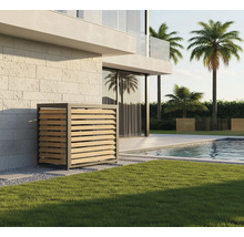Außenaufnahme einer Klimaanlagenverkleidung aus Holzlatten an einer Hauswand neben einem Pool
