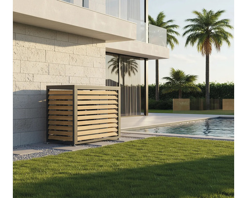 Außenaufnahme einer Klimaanlagenverkleidung aus Holzlatten an einer Hauswand neben einem Pool