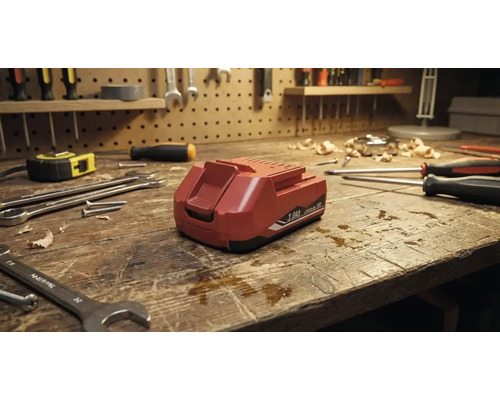 Akku auf einer Werkbank mit Werkzeugen