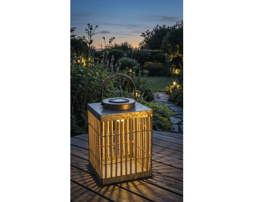 Lanterne solaire décorative en métal et bambou dans le jardin