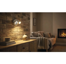 Wohnzimmer mit gemauerter Wand, Kommode und Zwei-Flammen-Wandleuchte