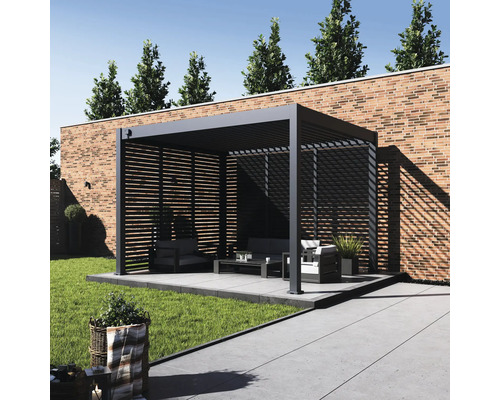 Moderne Gartenlounge mit Pergola und Sitzmöbeln auf Terrasse mit Rasen