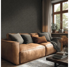 Salon avec canapé en cuir, coussins et table basse