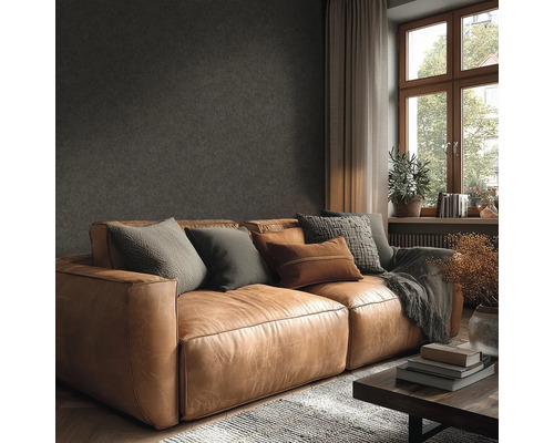 Salon avec canapé en cuir, coussins et table basse