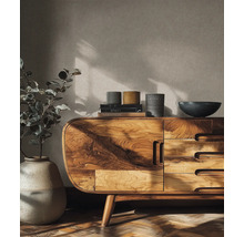 Holzkommode mit Schubladen, darauf Bücher, Schalen und Pflanze in Vase