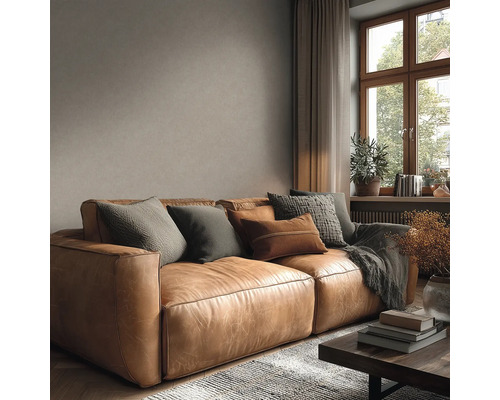 Wohnzimmer mit Ledersofa, Kissen und Dekoration