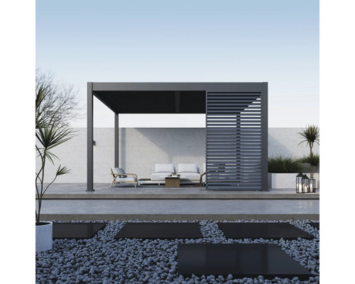 Terrassenüberdachung mit Lamellendach und Sitzgruppe im Garten