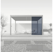 Pergola mit horizontalen Lamellen zur Beschattung im Gartenbereich