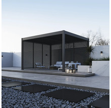 Moderne Terrassenüberdachung mit Lamellen und Gartenmöbeln auf einer Terrasse