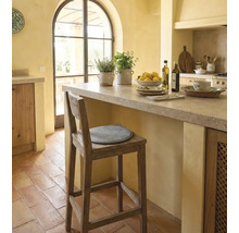 Cuisine de campagne claire avec comptoir, tabouret de bar et décoration