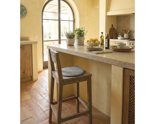 Cuisine de campagne claire avec comptoir, tabouret de bar et décoration