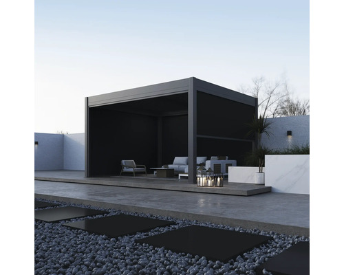 Moderne Terrassenüberdachung mit Lounge-Möbeln und dekorativer Beleuchtung im Außenbereich.