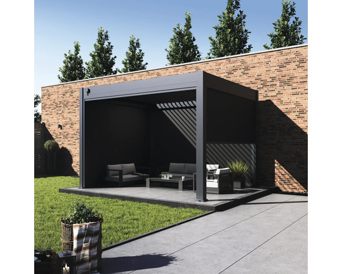 Terrasse mit Pergola, Gartenmöbeln und Rasenfläche