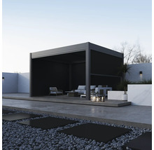 Moderne Terrassenüberdachung mit Möbeln und Dekoration auf einer Terrasse