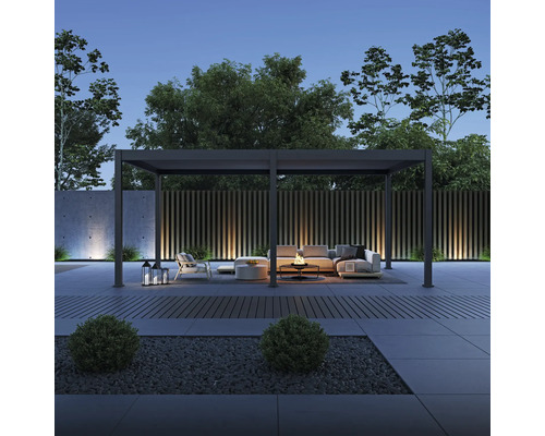 Dämmerungsszene mit Pavillon, Sitzgruppe und dekorativer Beleuchtung im Garten.