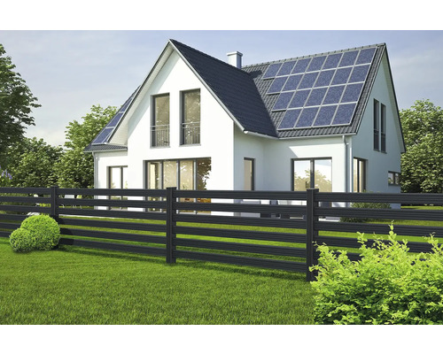 Maison avec panneaux solaires sur le toit et une clôture dans le jardin